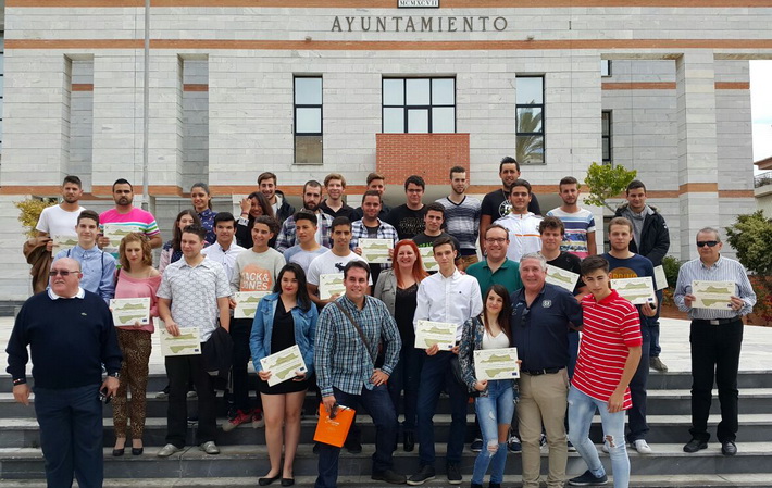 Un total de 36 jóvenes obtienen el título de socorrismo acuático en Salobreña